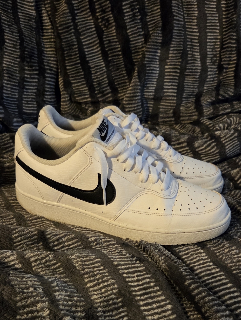 Nike White Low-Top Sneakers with Black Swoosh 9 1/2
